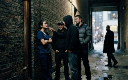 "Come with me and you'll have everything," the thug laughed, tilting her chin up in that dark Chicago alley. Alice Bennett was just a nurse in scrubs who'd learned that screaming only wears your voice out. Then a man walked out of a federal detention center forty yards away, heard her crying, and kept walking — until he noticed a scrap of paper on the wet ground. That piece of paper had handwriting he'd seen twenty-five times in six months. And those three men had no idea they'd just crossed the only person in the world who never forgot a debt.