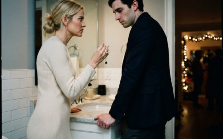 "He has children?" My grandmother's voice cut through the Christmas dinner like a blade. I'd spent two years burying the truth about my ex-girlfriend's pregnancy — until I saw her at a bus stop with twins who had my eyes. Now my fiancée was slipping off her ring in the bathroom, my four-year-old niece was asking why I looked so sad on Christmas, and I had less than an hour to decide: keep living the perfect lie, or destroy everything to find the family I abandoned.